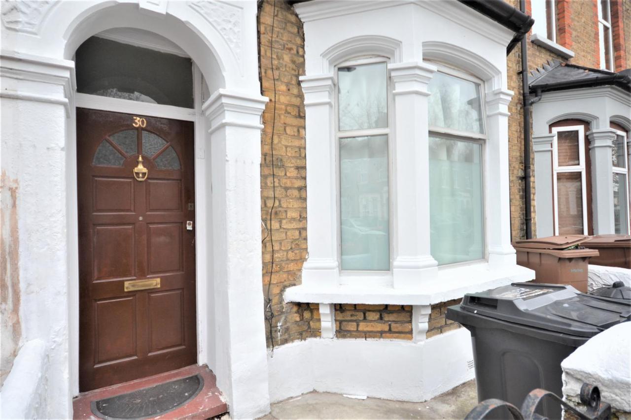 Cheerful 4 Bedroom House In Greater London Exterior photo